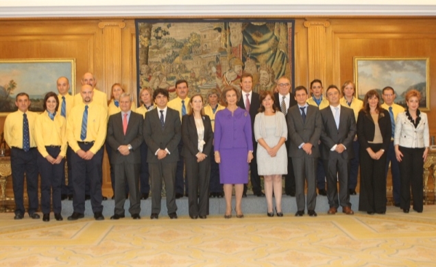 Fotografía de grupo de Su Majestad la Reina con una representación de Correos y de la Sociedad Estatal de Participaciones Industriales (SEPI)